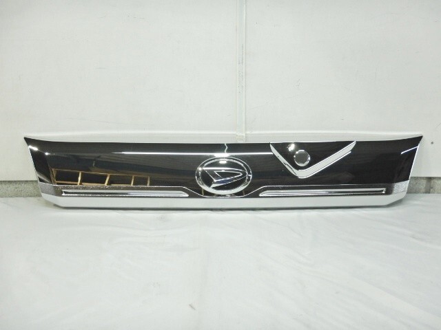 美品 M900A ルーミー トール バックドア ガーニッシュ メッキ 76801-B1050 ※10130
