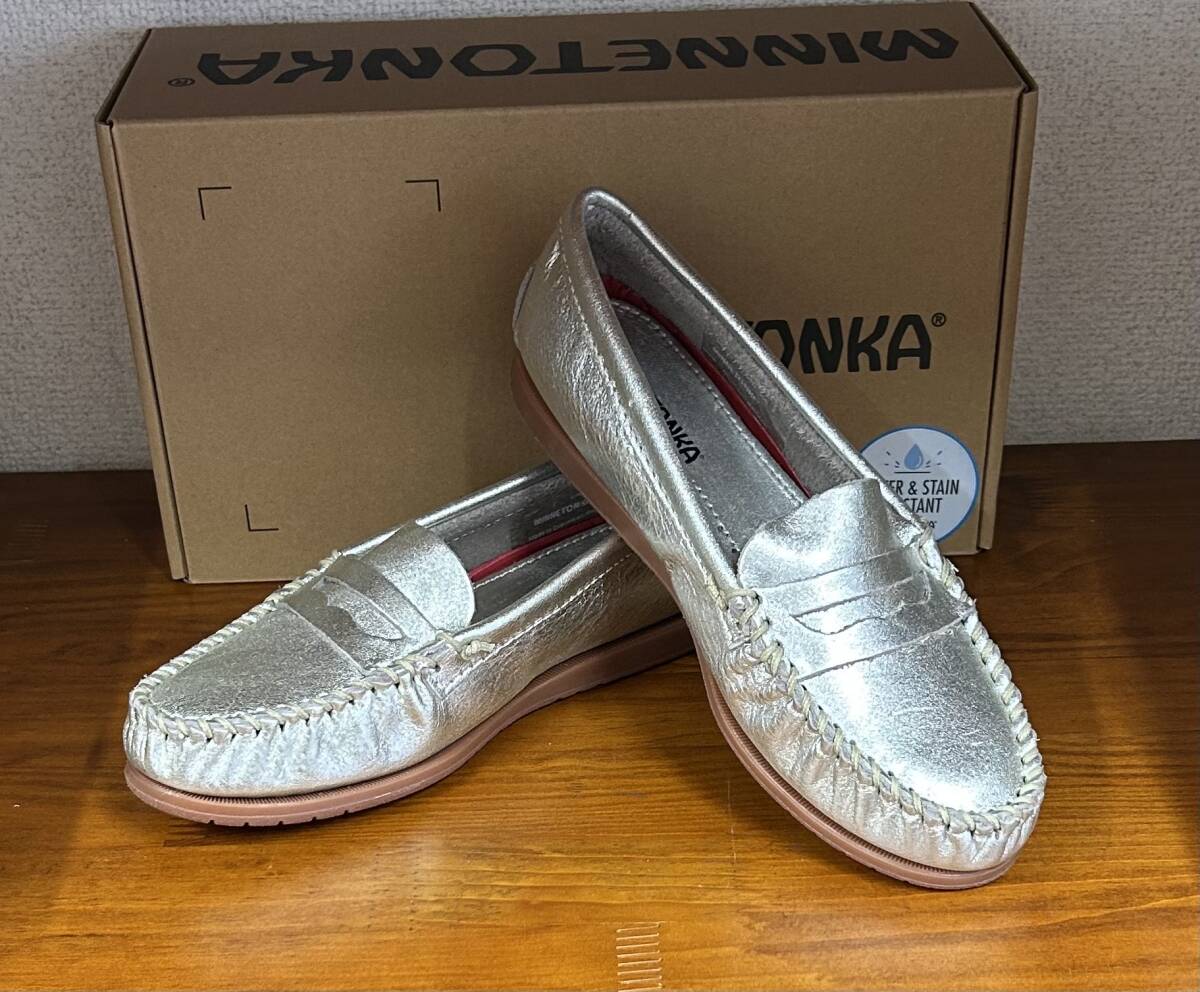 新品☆ミネトンカの高級本革製ローファーモカシン☆シルバー☆US6☆23.5㎝