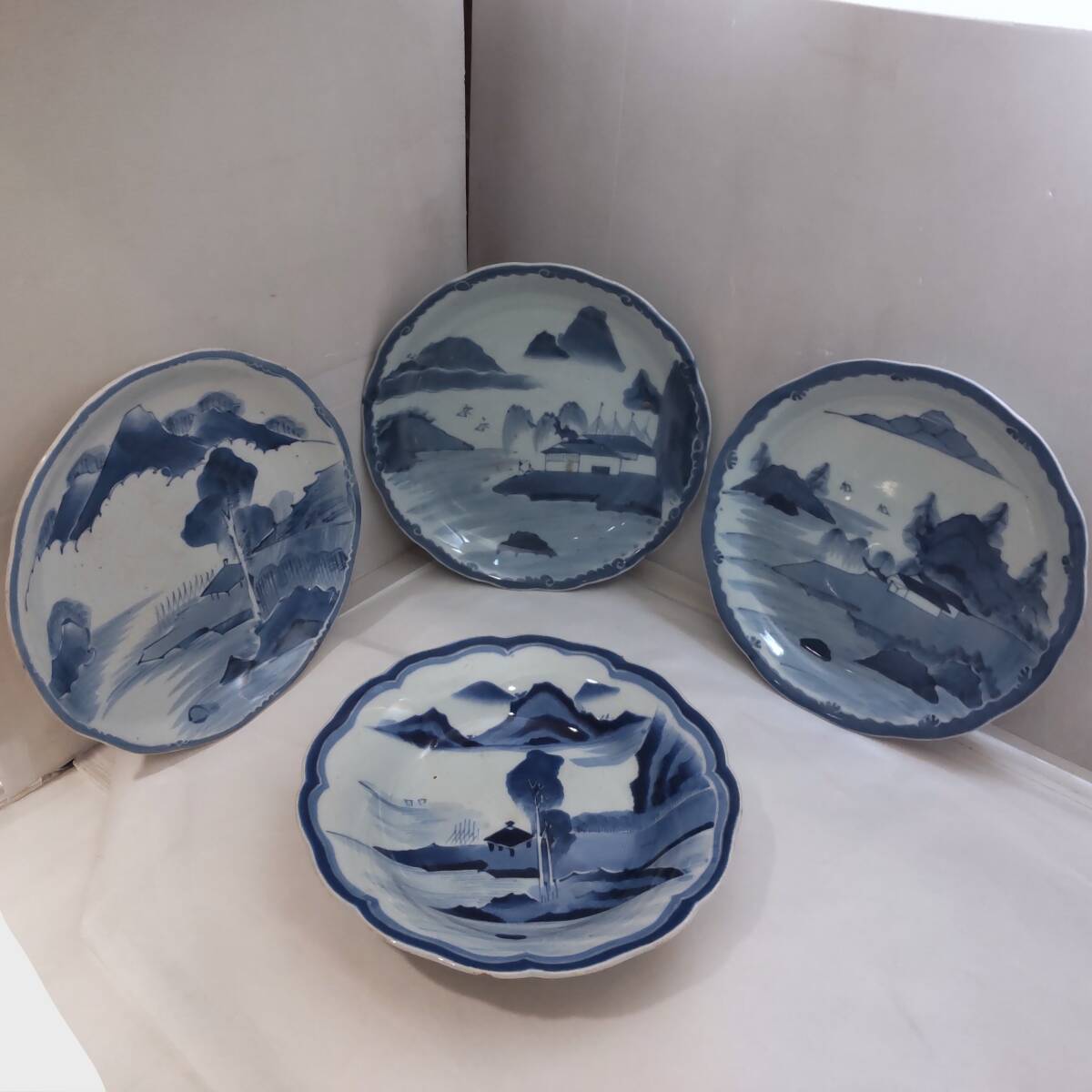 Y020612■山水画 銘なし 染付 皿 4枚セット 直径約30/29cm 目跡 陶器 大皿 銘々皿 プレート 民家 山脈 草木 2点欠けあり■