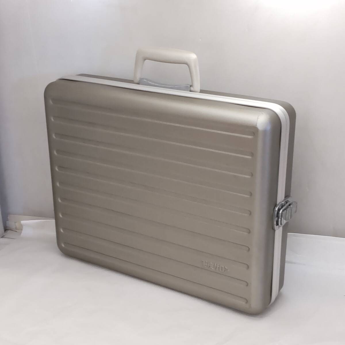 Y021707■難あり 毛皮サロン アタッシュケース 幅約48cm 持ち手付き高さ約41cm マチ約11.5cm レトロ■