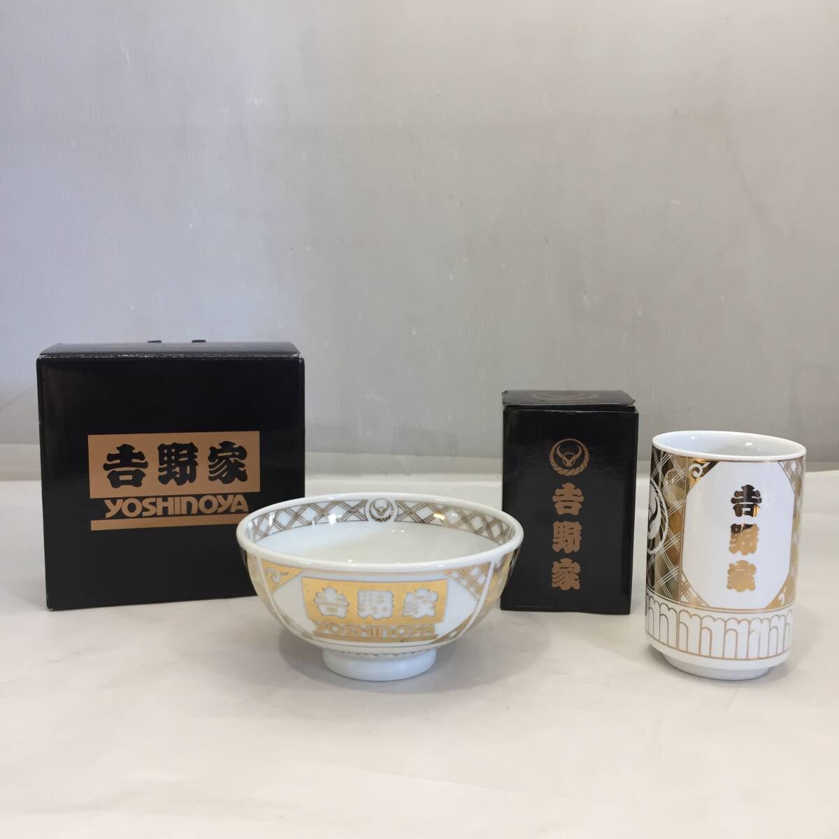 F022403◎未使用 吉野家 YOSHINOYA オリジナル お茶碗 湯呑み セット 金柄 オンワード商事 ノベルティ 陶器 箱付◎ 