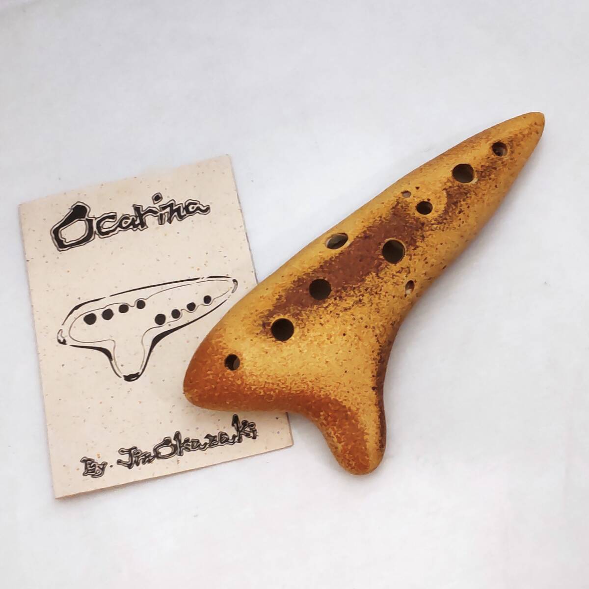 Y022609■陶器 オカリナ 岡崎仁 製作 在銘 使用感なし 運指表 / 楽譜 付き 幅約18cm 高さ約8cm 厚み約4cm 707-04■