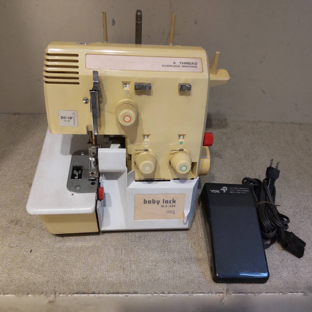 Y022705■ジャンク 通電OK JUKI ジューキ ロックミシン baby lock ベビーロック BL3-438 フットコントローラー付 家庭用 手工芸 現状品■