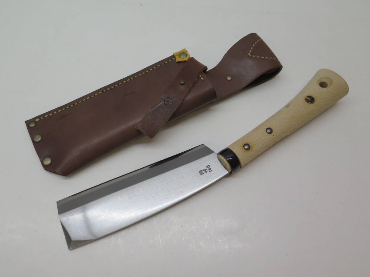 未使用　越乃火匠　久八　朱入れ片刃鉈　鋼打　全長約35.5cm　斧刃約16.5cm　柄：白樫　茶レザーカバー　ダッチウエストジャパン