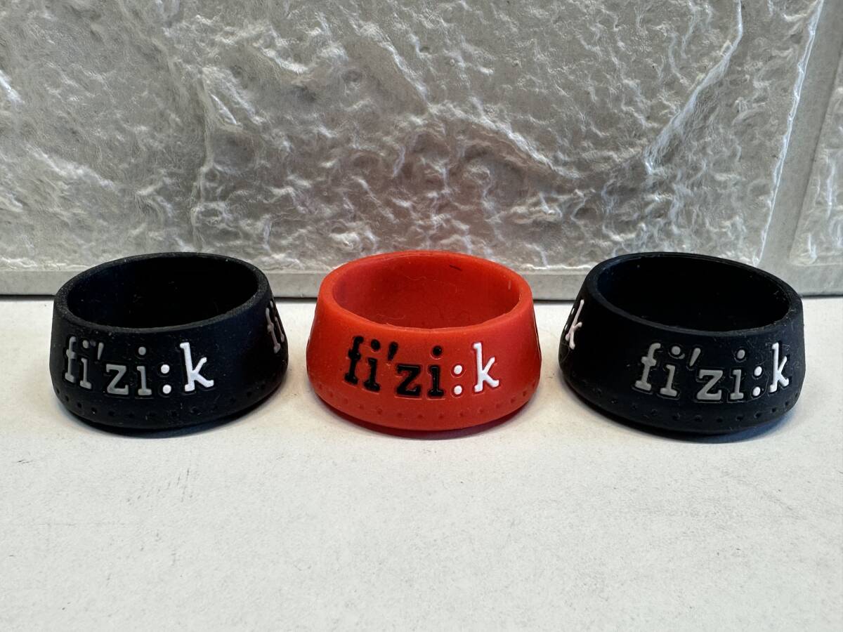 62T9210 fizik フィジーク 27.2mm 黒 赤 シリコンシートポストリング 3個 現状品