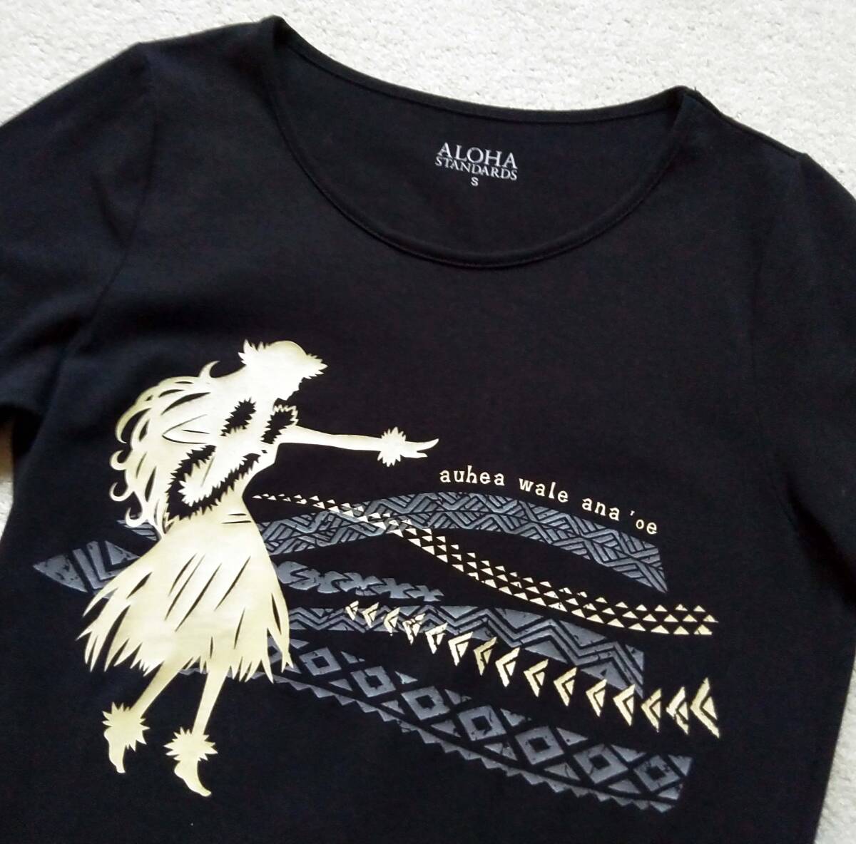 ALOHA STANDARDS アロハスタンダード☆ フラダンス フラガール&タパ古典柄 黒ストレッチ半袖Tシャツ S 送料無料