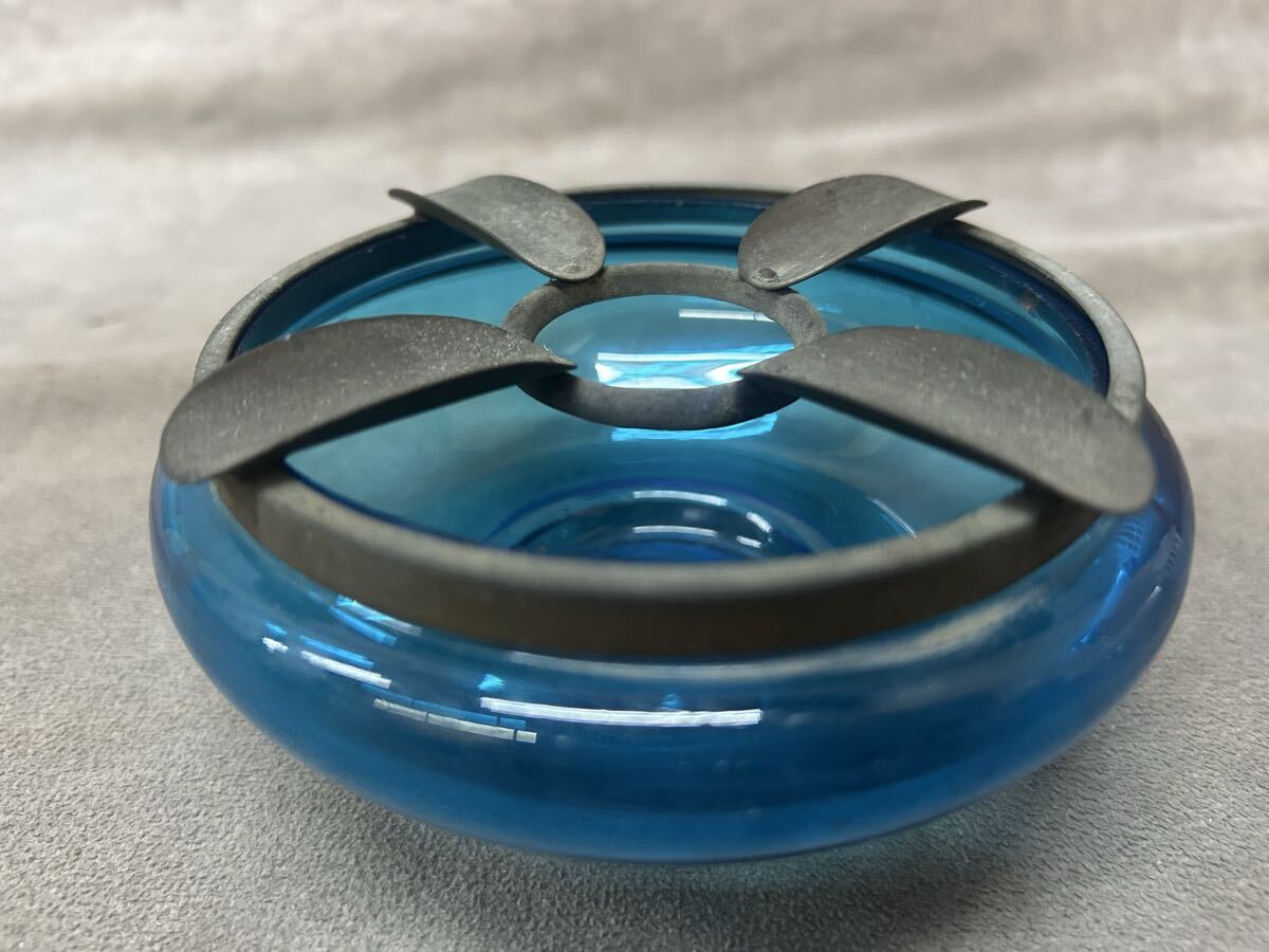 レトロ 当時物 青いガラスがキレイな 灰皿 ガラス 気泡 金属製 タバコ置き 時代物 コレクション インテリア 古民家 飾り 希少