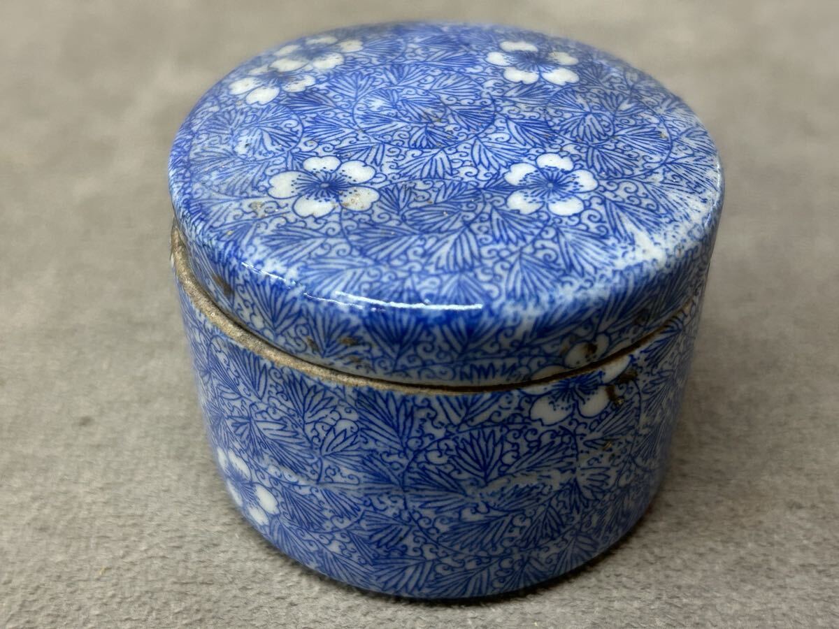 染付 唐草模様 繊細な模様が美しい 蓋付 入れ物 インク入れ 墨入れ 古道具 陶器 骨董品 時代物 コレクション 約4×6cm 