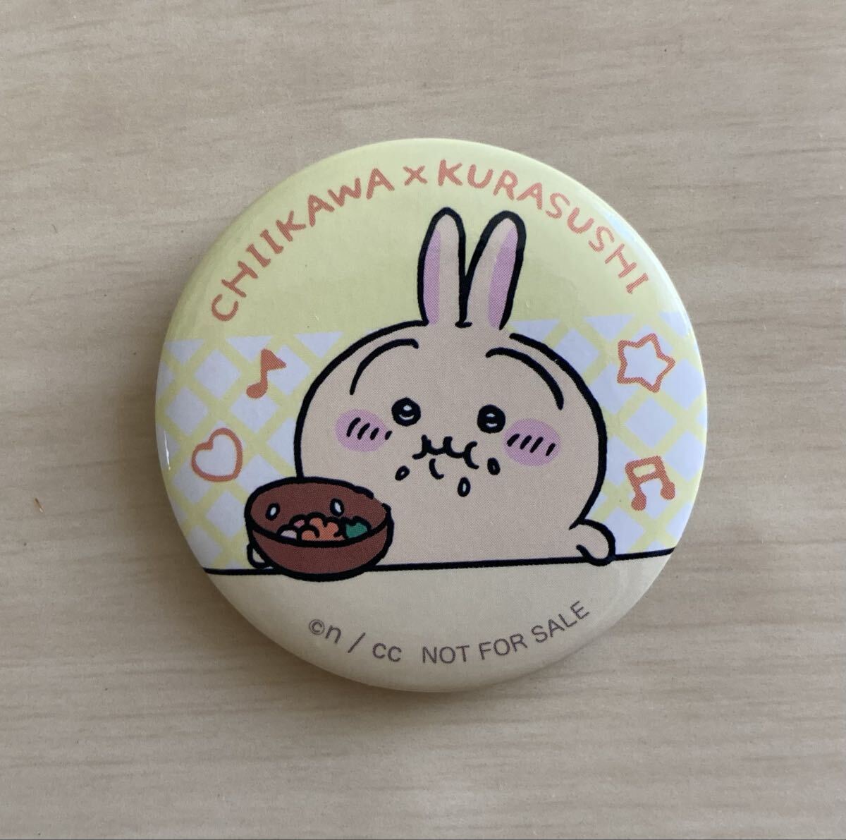 【ちいかわ×くら寿司〜缶バッジ、うさぎ】2024.3.8、非売品！ちいかわ、ナガノ、くら寿司