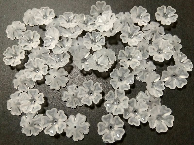 手芸用品け65■マットオフホワイト花型アクリルビーズ50枚セット■つや消しすりガラス風＊ピアスアクセサリーパーツハンドメイド