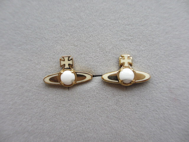 Vivienne Westwood Betsy orb ピアス　Gold x White Enamel x Howlite Stone