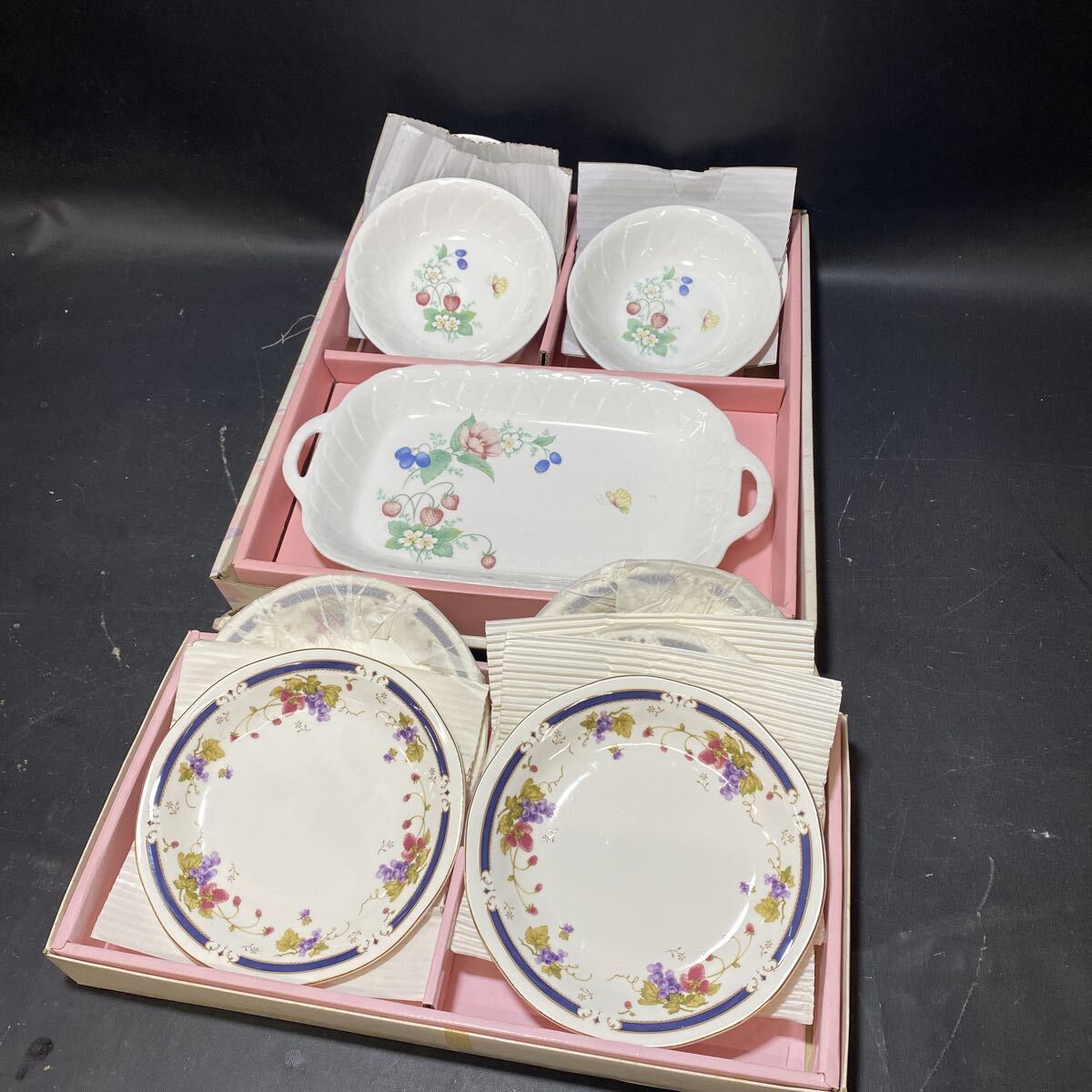 N 7261　未使用品 [ Nitto 食器　まとめて！！]　箱入り 洋食器 プレート 取り皿 デザート皿 イチゴ柄 ニットー Pottery 保管品 