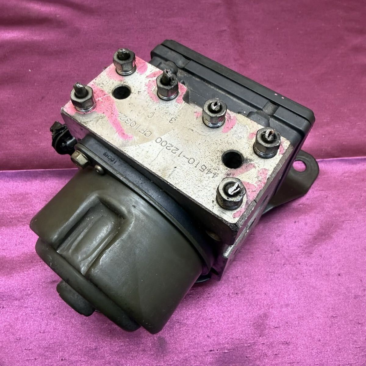 R8263 トヨタ カローラ レビン AE111 ABS アクチュエーター ブラケット 44510-12200 TOYOTA