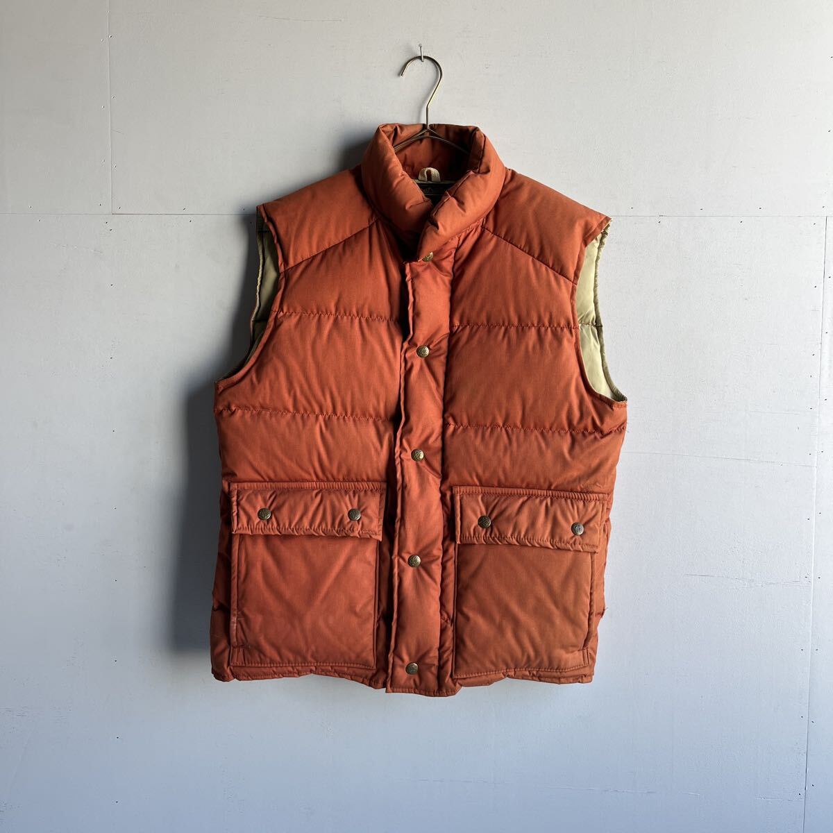 〈YS8226〉70〜80s Eddie Bauer エディーバウアー 黒タグ メンズ S ダウンベスト オレンジ スナップボタン ダブルジップ USA
