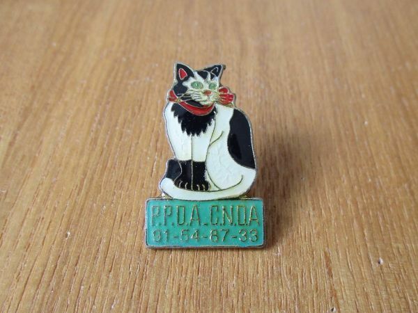 古いピンバッジ：赤いバンダナを巻いた猫 ねこ 猫 動物 ピンズQ