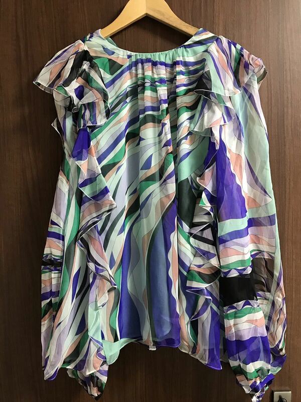 新品タグ付きエミリオプッチemilio pucci フリルブラウスIT40 シルク100%トップス　プッチ柄　エレガント