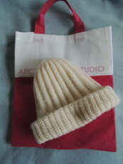 ★とても可愛いくて暖かいです♪手編みの毛糸の帽子です・おしゃれなホワイトでチャーミングなデザイン！★超便利なサービス品付き！