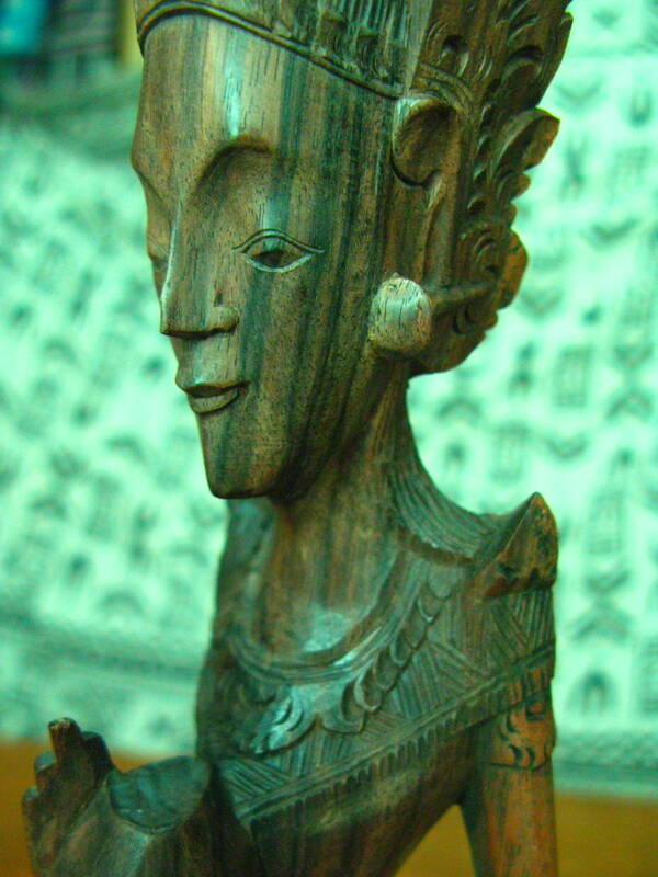 木彫り女性　バリ　マッカーサーエボニー（縞黒檀　）製　一部欠けあり　高さ約３２センチ 神奈川より６０サイズ　(s84)