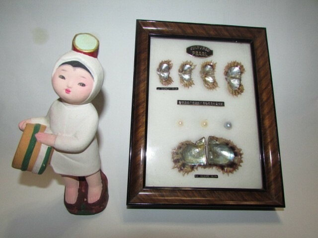 (旧家・蔵出し)(古い時代の真珠母貝成長飾り額と真珠を取る海女さん土人形)貴重・珍品・昭和レトロ