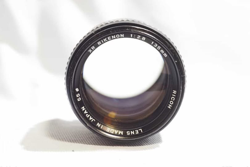 RICOH XR RIKENON 135mm f/2.8 レンズ、Kマウントペンタックスのデジタル一眼レフにきれいな解放ボケ、解像度が魅力的です