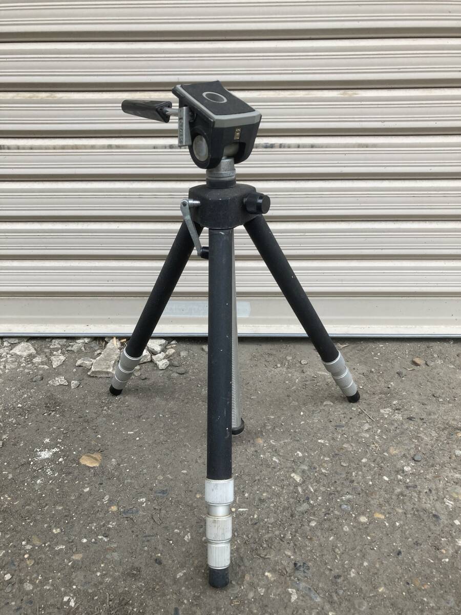 SLIKのアルミ三脚4段、コンパクト軽量、小型望遠鏡、小型双眼鏡、スマホ搭載に工夫されて、取り付けてください。