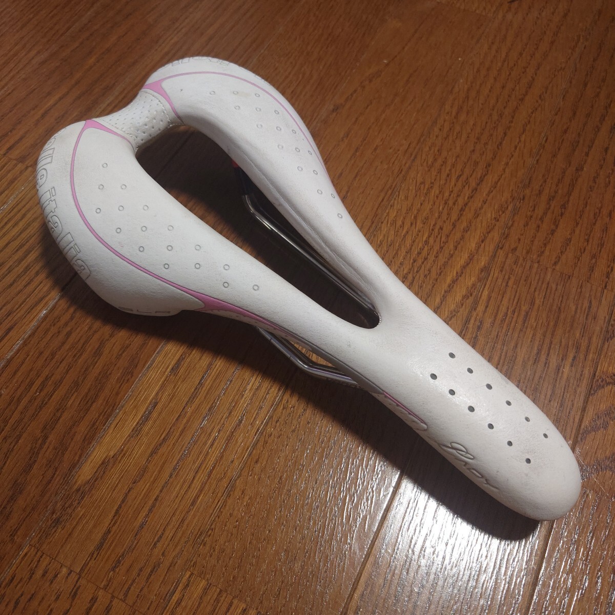 軽量女性用サドルSELLE ITALIA SLR LADY　セライタリア　 ロードバイク クロスバイク ホワイト×ピンク　穴あきサドル　実測190g