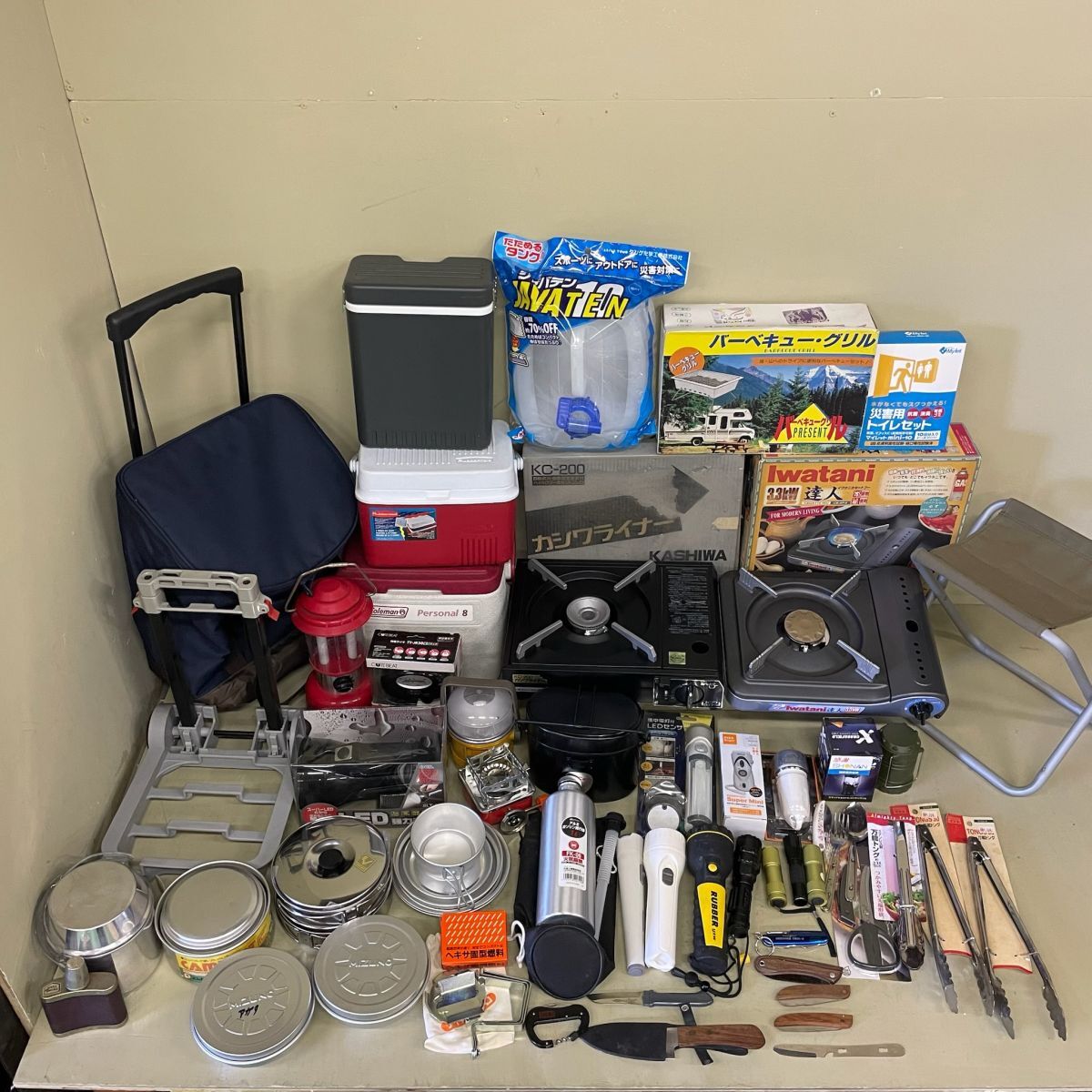 D1101 キャンプ用品 まとめ ラジオ ガスコンロ Coleman ランタン アウトドア 他