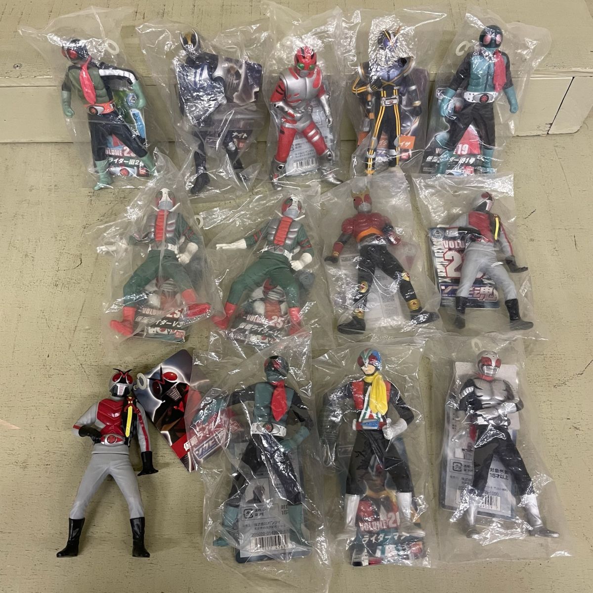 D1081【未使用】 バンダイ ソフビ魂 仮面ライダー まとめ 13体