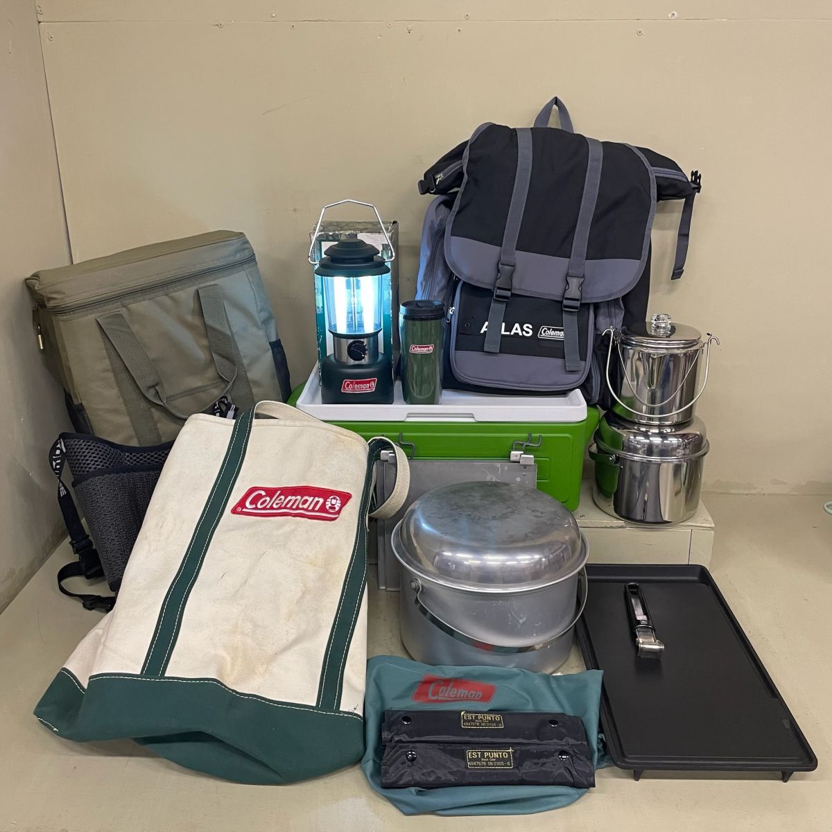 D1058 アウトドア用品 まとめ Coleman クッカー ランタン グリドル 保冷リュック 他