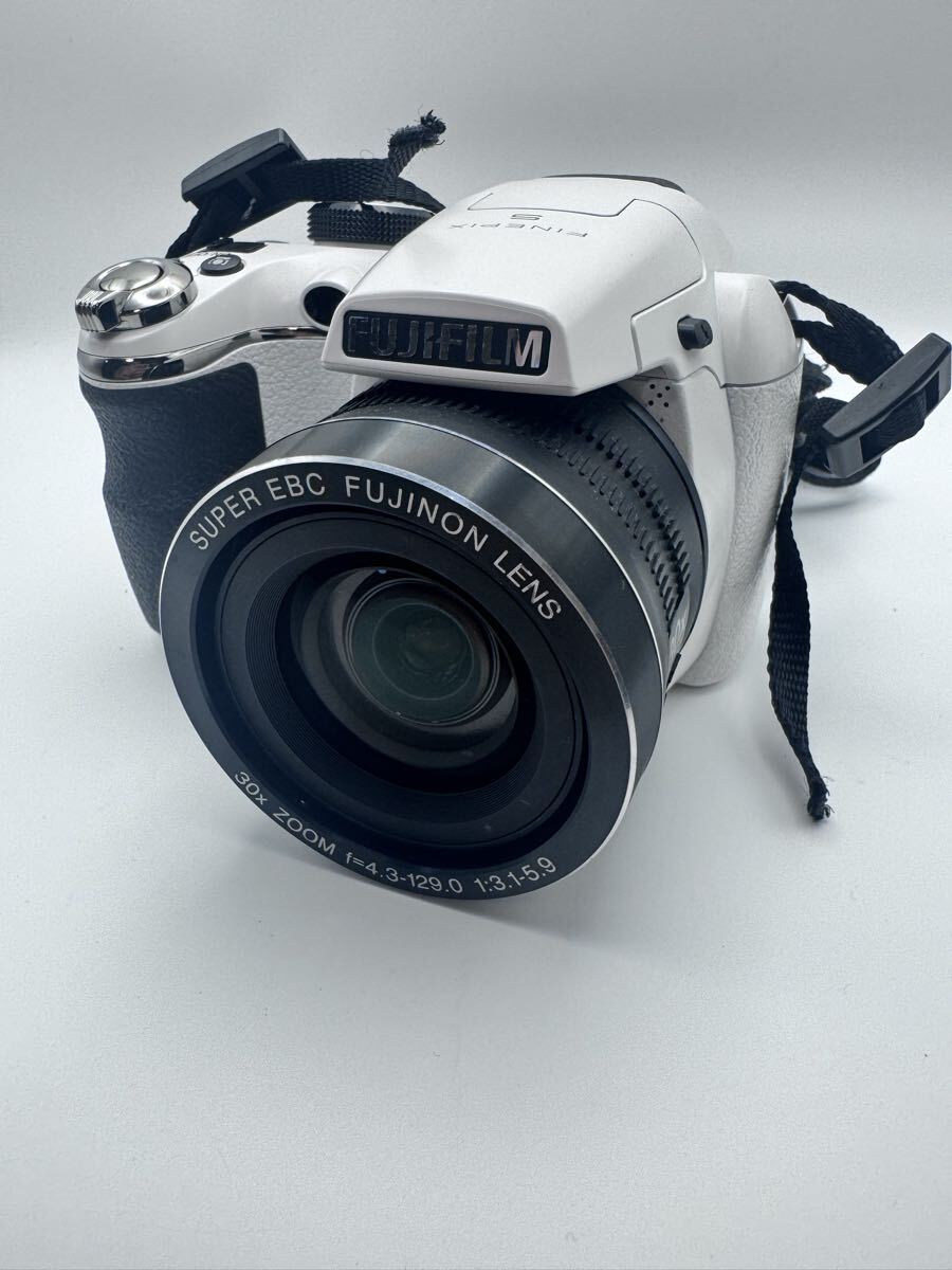 《08》FUJIFILM FinePix S4500 ホワイト 14MP 30倍ズーム ストラップ付き　動作確認済み