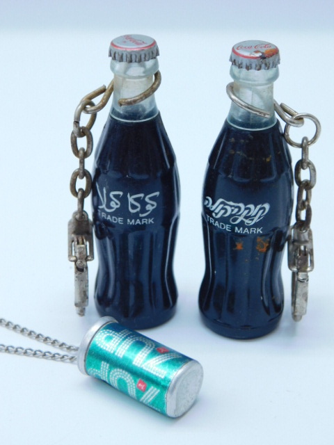 ★小3146 昭和レトロ 非売品 コカ・コーラ ミニボトル 瓶 キーホルダー ペルシャ語 外国語 7up ソーダ缶 ネックレス ノベルティ 12603072