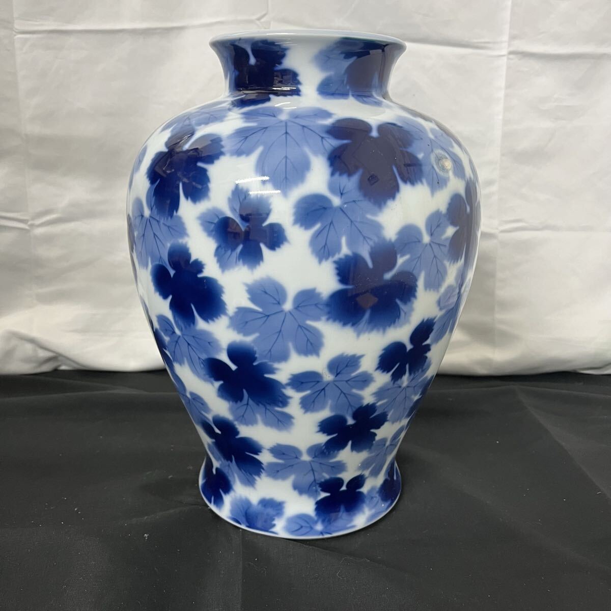 寺222 ③ 深川製磁 染付葡萄葉文花瓶 花器 花入れ 飾壺 置物 美品 有田焼 インテリア フラワーベース 高さ約32cm