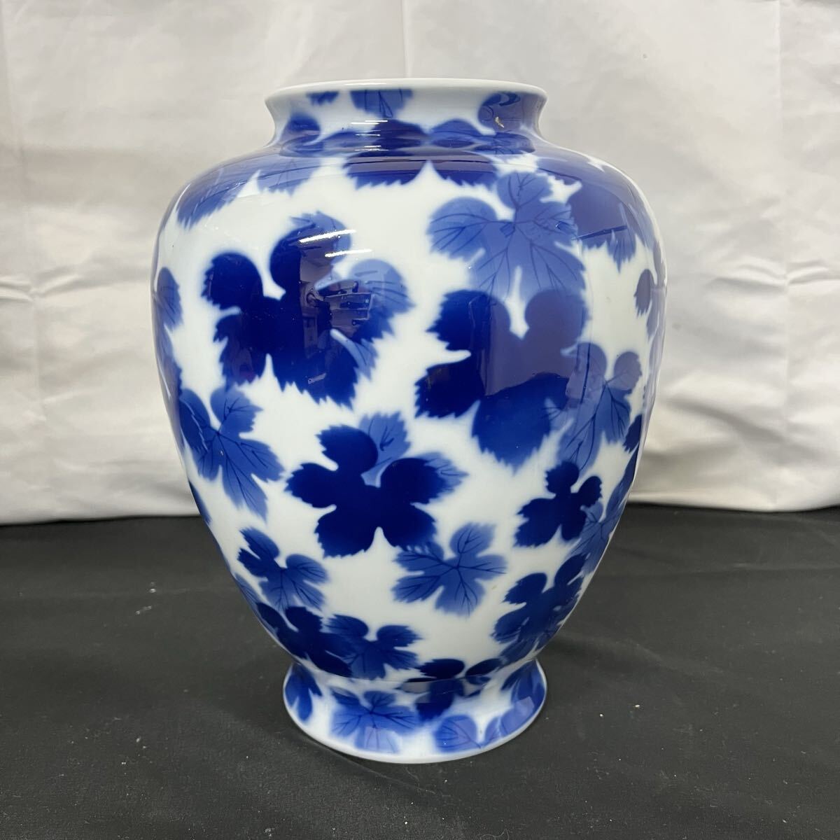 寺222 ⑤ 深川製磁 染付葡萄葉文花瓶 花器 花入れ 飾壺 置物 美品 有田焼 インテリア フラワーベース 高さ約25cm