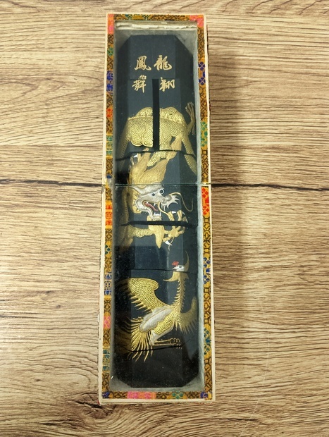 管M0330004　特大 中国徽墨 龍翔鳳舞 書道 固形墨 墨 美術 書 習字 ケース入り 文 きぼく 六角柱形 445g