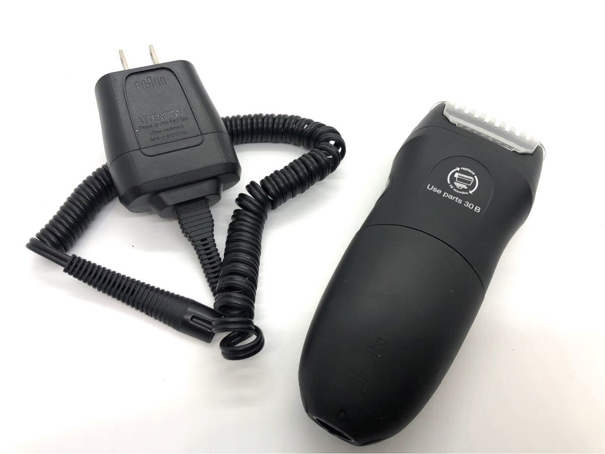 三28 BRAUN ブラウン 髭剃り 電気シェーバー　メンズ　シェーバー　充電式　195s-1 付属付き　稼働(N)