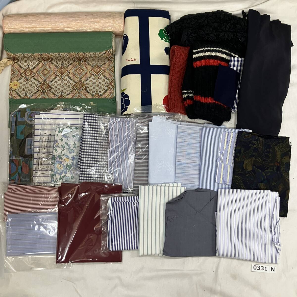 (志)反物 生地 布地 端切れ 大量 まとめ 27点 総重量約4㎏ リメイク 着物 三越 絹 絞り はぎれ レトロ(I)0331N