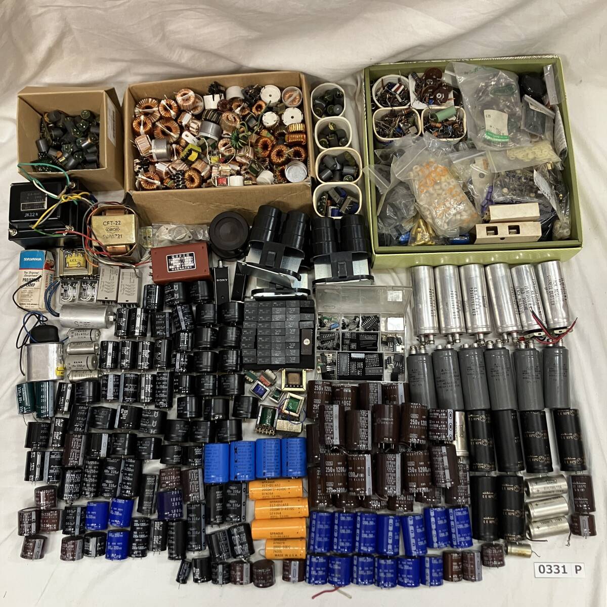 (志)【電子部品】大量 まとめ 約23kg パーツ コンデンサ トランジスタ トロイダルコイル トランス 抵抗器(検)真空管 アンプ(I)0331P
