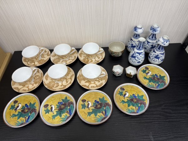 A3　九谷焼　まとめて　大量　錦玉　哲　等　二重角　在銘　茶器　カップ＆ソーサー　酒器　徳利　お猪口　猪口　湯呑　茶碗　色絵　金彩