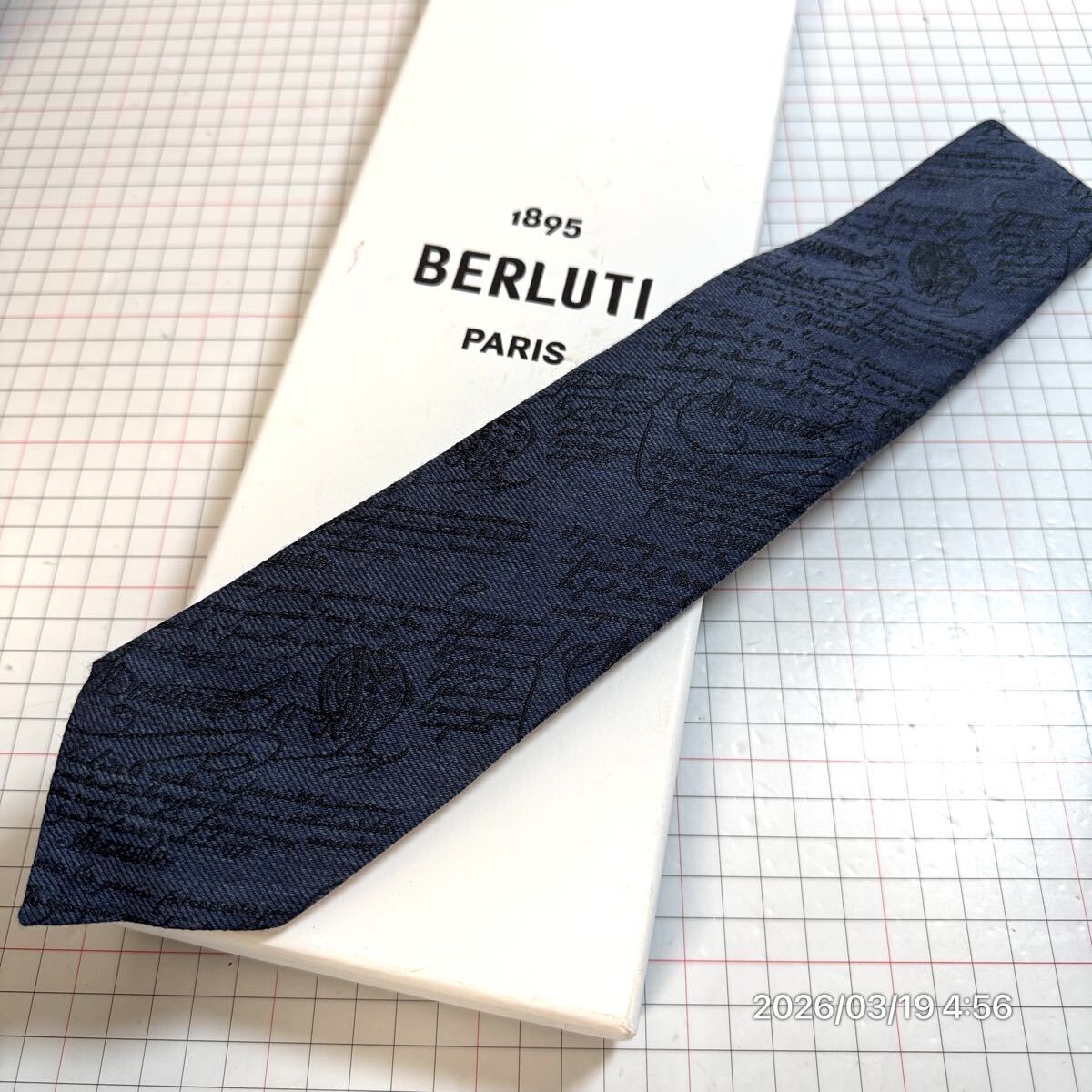 極美品 BERLUTI ベルルッティ カリグラフィ 総柄 SILK シルク ウール混 ネクタイ 箱付き ネイビーカラー