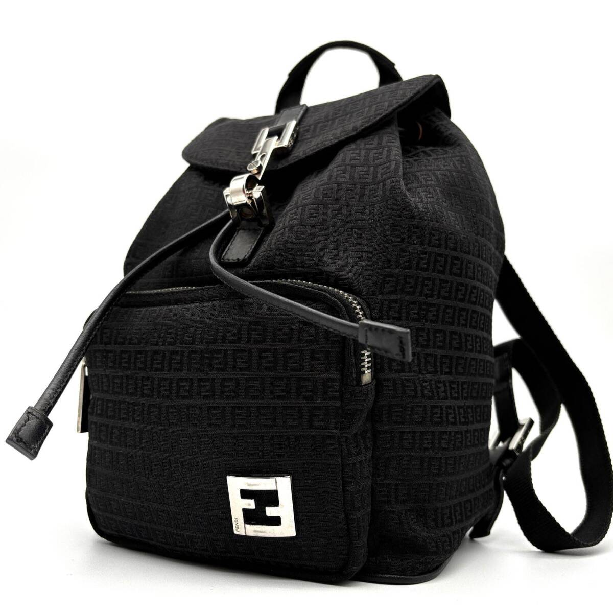 美品 FENDI フェンディ ズッカ ミニリュック バックパック キャンバス レザー ブラック 黒 シルバー金具 FFロゴ 巾着型 軽量