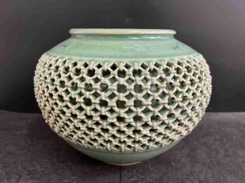 CT13587　　海日 水晶窯 壺 高麗青磁 韓国 朝鮮半島 透かし彫刻 花瓶 花入れ 花器