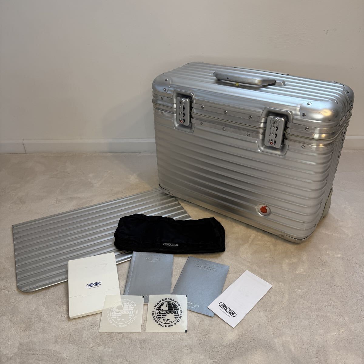 【美品】RIMOWA × Vodafone Topas PILOT 2輪 アルミニウム 29L 機内持ち込み可 Made in Germany