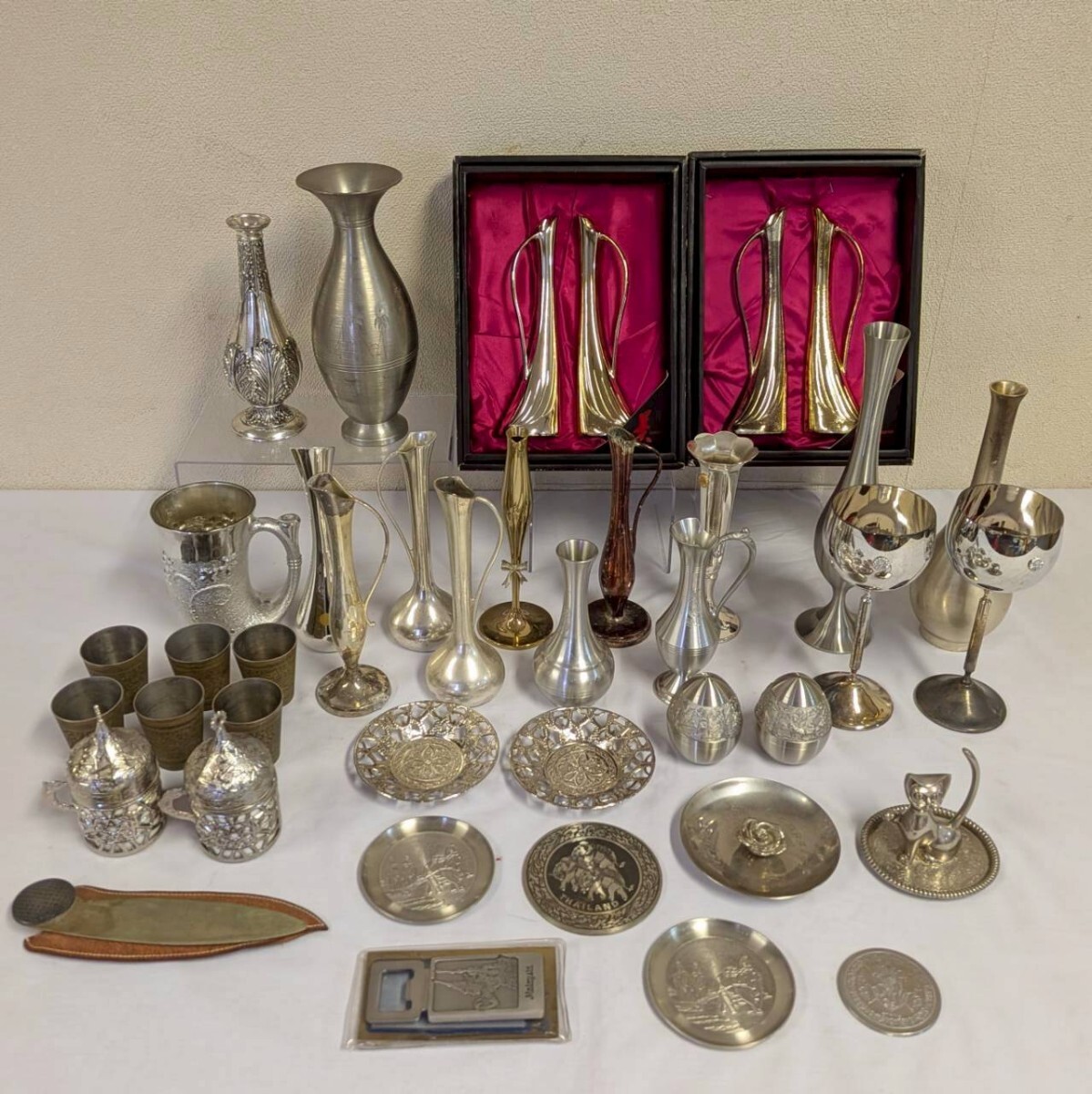 エ0319 シルバー 花瓶 カップ まとめ 大量 セット ピューター 猫 花器 酒器 塩コショウ入れ アンティーク調 小皿 栓抜き タイ