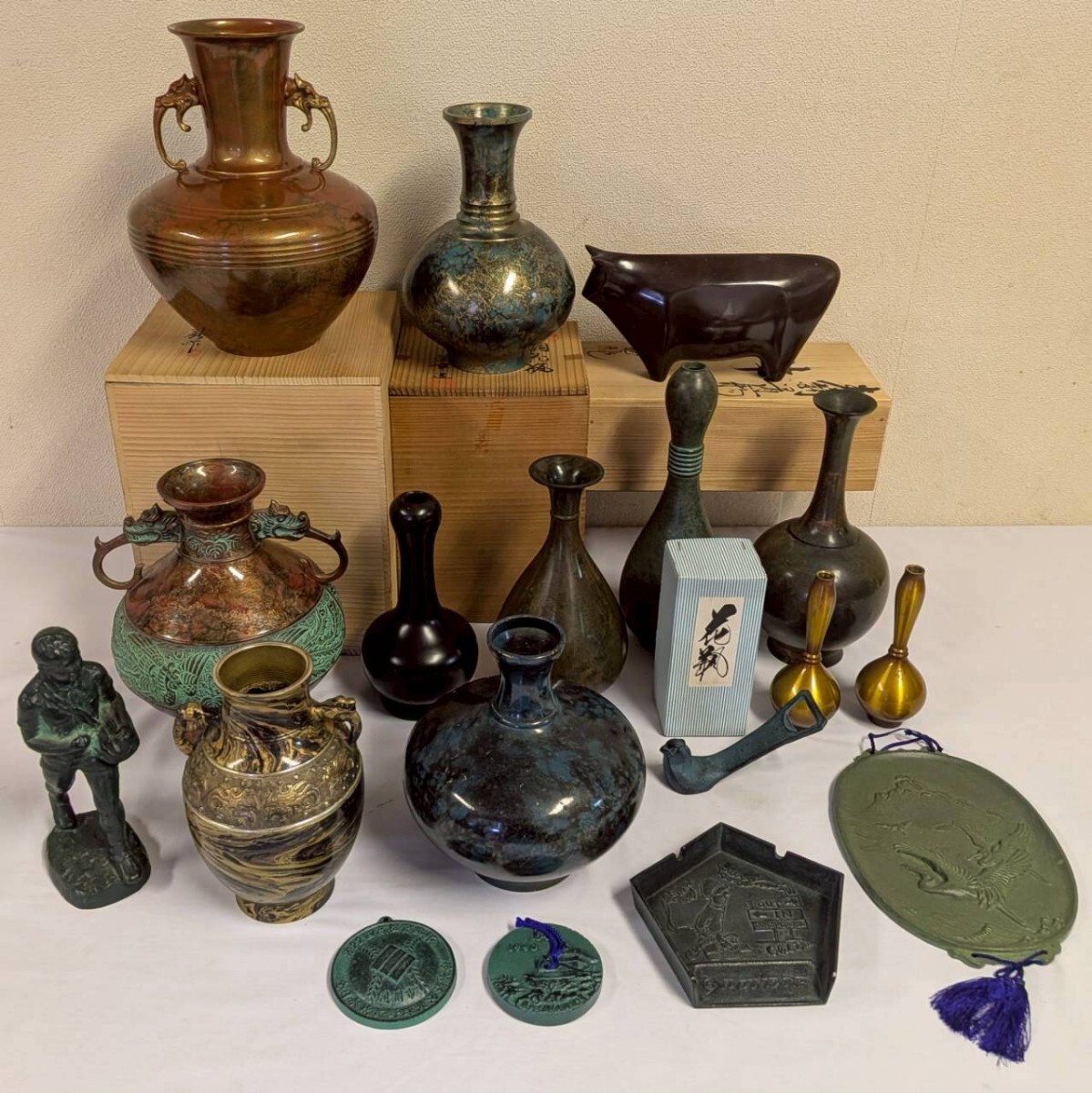 イ0324 青銅 鋳物 まとめ 大量 セット 芳幸 在銘 銅製 花瓶 花入 花生 置物 オブジェ 灰皿 栓抜き メダル 牛 高岡 共箱 金属工芸 骨董