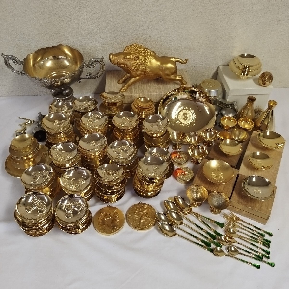 オ0322 金杯 まとめ 大量 セット 金メッキ シルバー 24KGP 酒器 置物 盃 ゴールド 縁起物 記念品 金属工芸 メダル カトラリー
