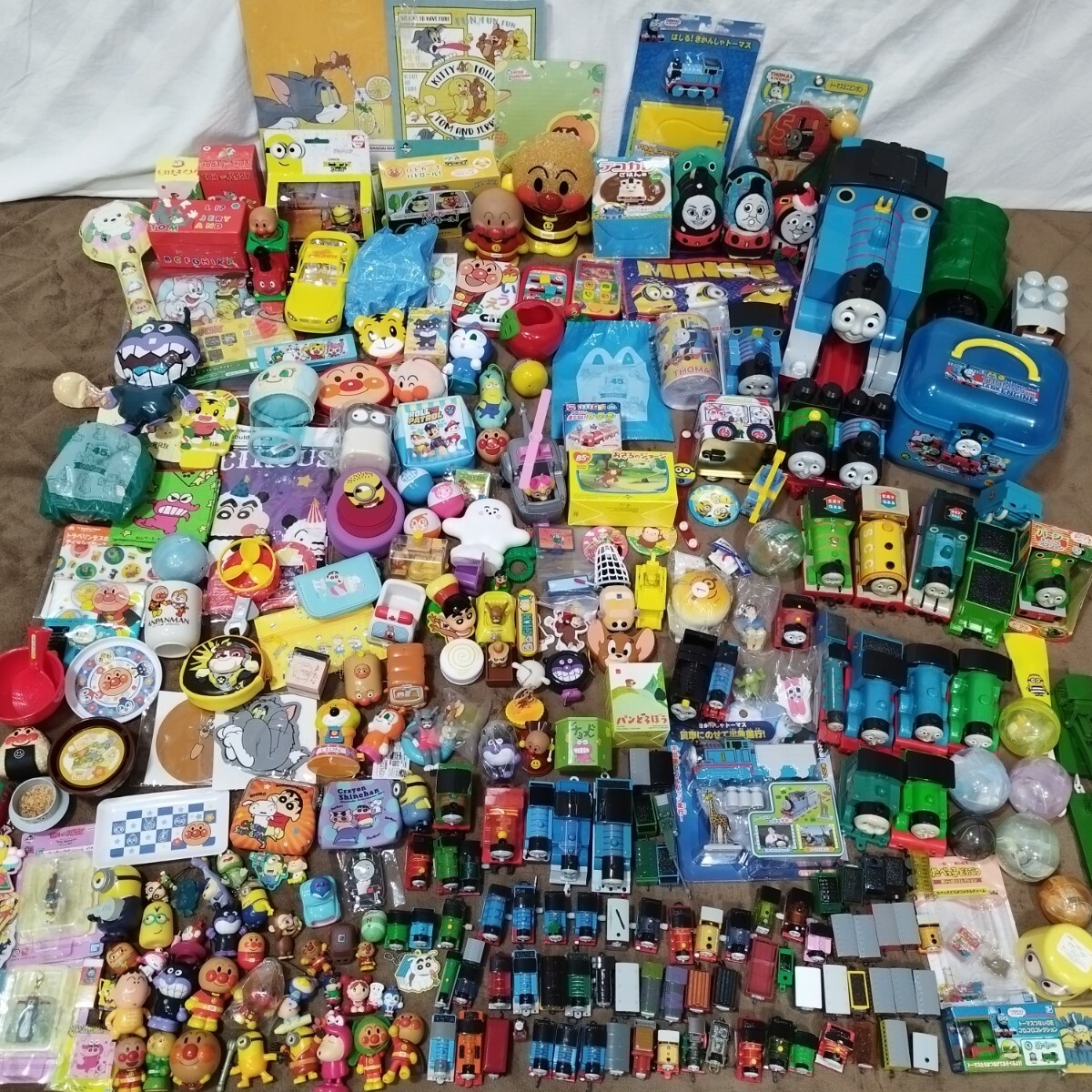 31902 幼児向け おもちゃ グッズ まとめ 大量 セット アンパンマン トーマス トムジェリ ミニオン クレしん ミニ フィギュア ガシャポン