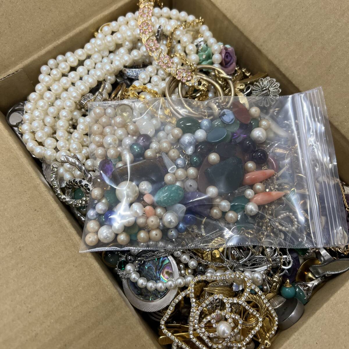 [K0341]【現状品】アクセサリー イミテーション パール ビーズ まとめ 約5.8kg ネックレス リング ブレスレット ブローチ カフス 色々