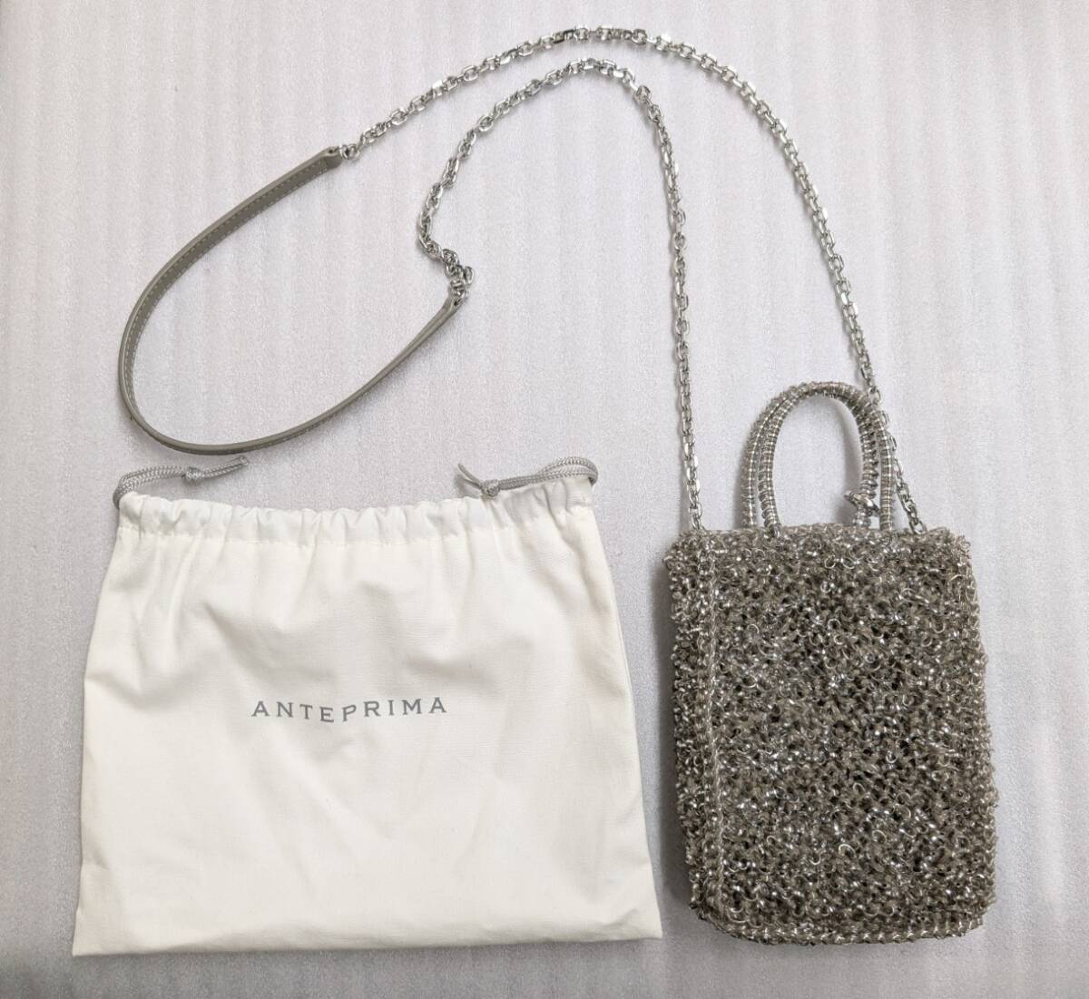 ＜美品＞アンテプリマ　アデッソミニアトゥーラ　カーキシルバ－２wayショルダー　縦16㎝×横11㎝×マチ3.5㎝　チェーン120㎝