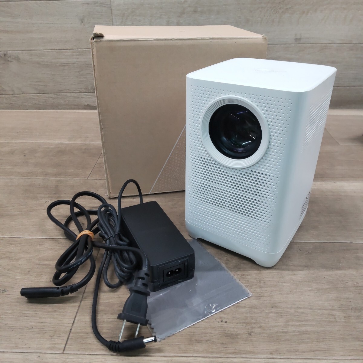 LKT-260313-835 WITSEER ホームプロジェクター L1M プロジェクター ホワイト 映像機器 通電確認済み 現状品