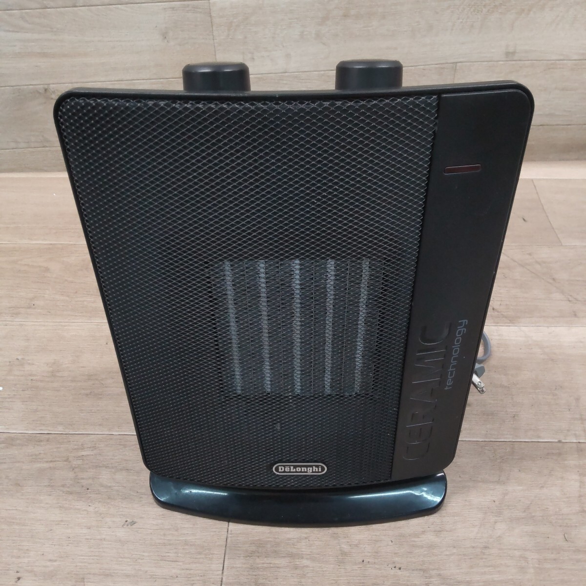 LKT-260313-970 DeLonghi デロンギ セラミックファンヒーター DCH7032J-BK 暖房器具 ファンヒーター 首振り 小型 コンパクト 通電確認済み